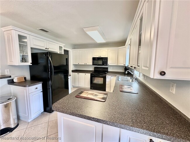 Building Photo - 3350 Lakeview Dr