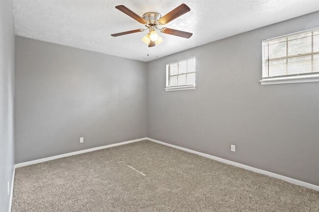 Building Photo - 626 Rosewood Dr