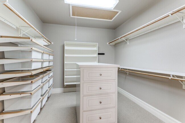 Building Photo - LUXURY 3-BEDROOM TOWNHOME IN ALAMO HEIGHTS