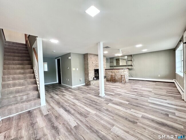 Building Photo - 542 Lake Dr