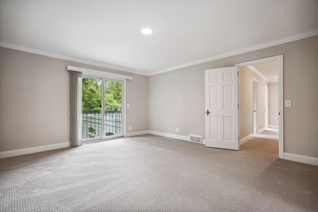 Building Photo - 5721 Londonderry Rd