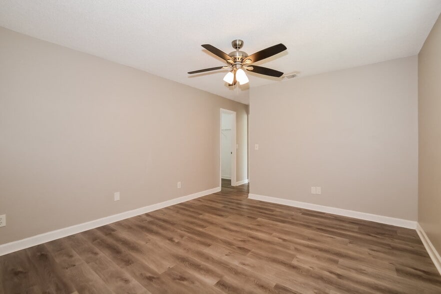 Building Photo - 426 Iowa Woods Cir E
