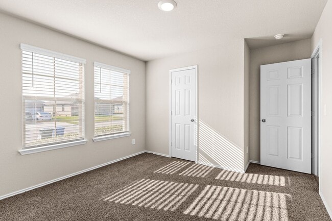 Building Photo - 4 bedroom 2 bath in Creekside Hills with Pool Access