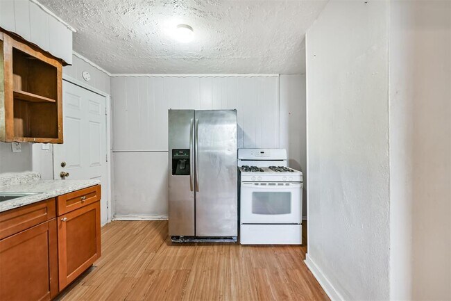 Building Photo - 639 St Charles Dr