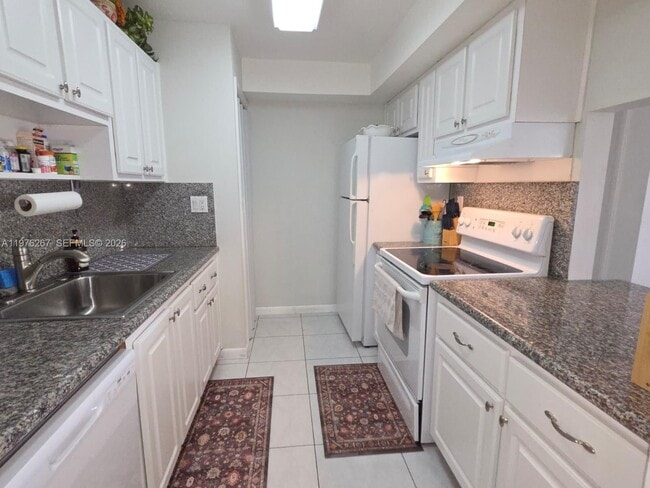 Building Photo - 220 Lakeview Dr