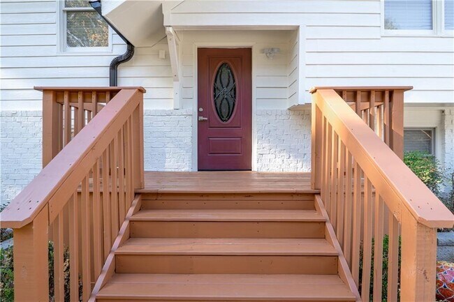 Building Photo - 3599 Lower Roswell Rd