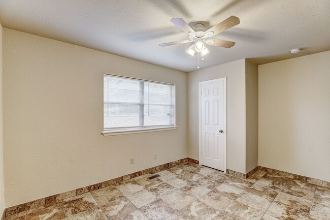 Building Photo - 4 Bedroom,2.5 Bath and 2 Car Garage Duplex with Fireplace and Prime Location Near Lake Hefner