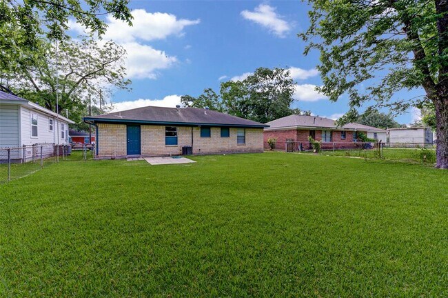 Building Photo - 5907 Nelwyn St