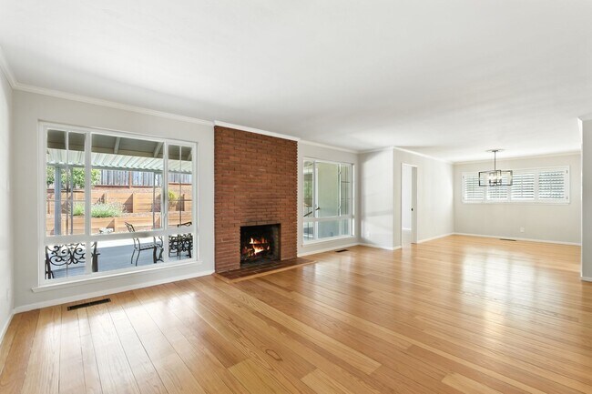 Building Photo - Spacious 2BD/2BA Home with Bonus Huge Room...