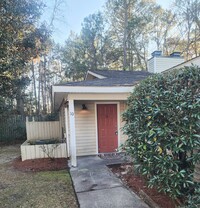 Building Photo - 2 bedroom, 2 bath townhome with Georgetown...