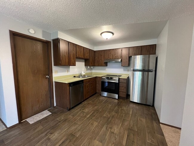 Building Photo - PENDING APPLICATIONS; New Paint & Flooring! (Water & Garbage Included)