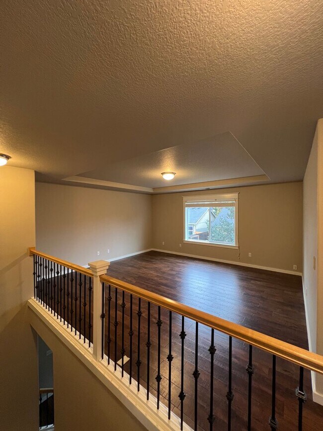 Building Photo - 3+ -Bedroom 3-Bathroom West Eugene Stunner!