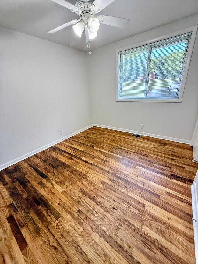 Building Photo - 2 BR 1 Bath Duplex with convenient airport...
