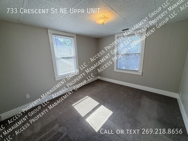 Building Photo - 733 Crescent St NE