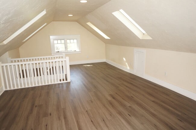 Building Photo - Beautiful 3 bedroom 1 bathroom NE Bungalow "Sabin area"