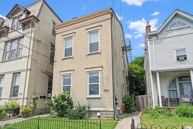 Building Photo - 211 E 5th St