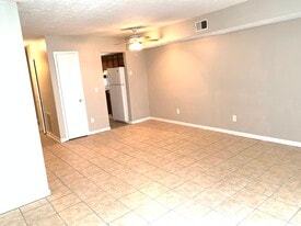 Building Photo - 589 Delzan Plz