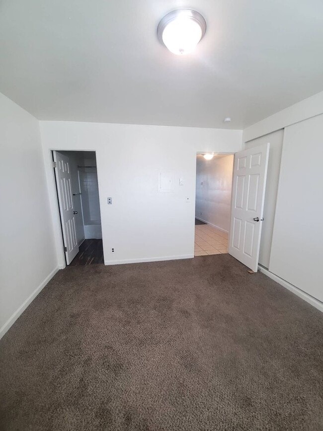 Building Photo - 1 Bedroom Apartment-August rent FREE!