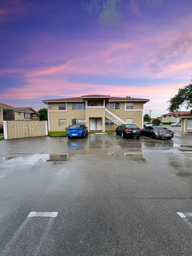Building Photo - 10008 Twin Lakes Dr
