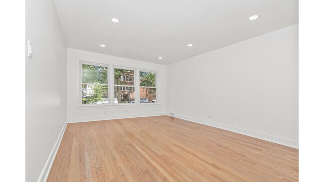Building Photo - 8914 Lamon Ave