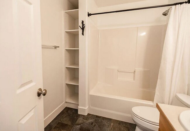 Building Photo - GORGEOUS 4 Bed, 3 Bath Home Available for Rent!