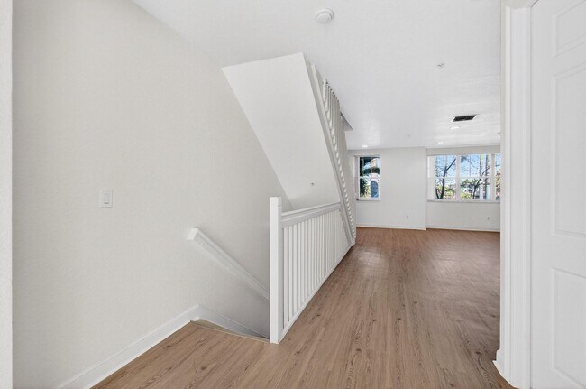 Building Photo - 4 BEDROOMS 3.5 BATHROOMS!! GATED COMMUNITY