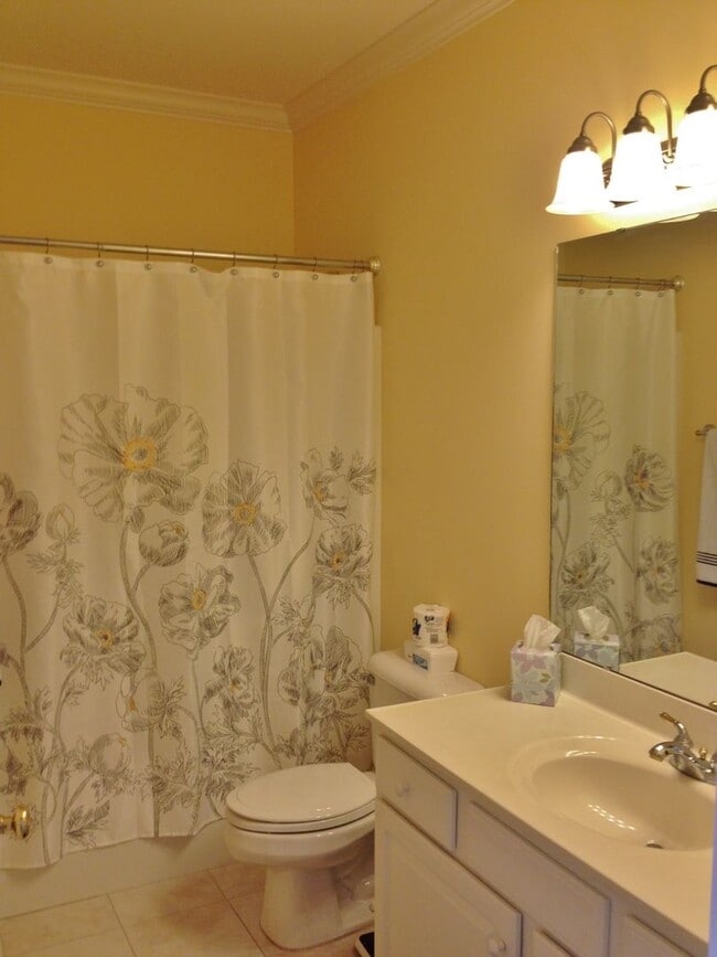 Building Photo - Large End Unit Townhouse in Waterford