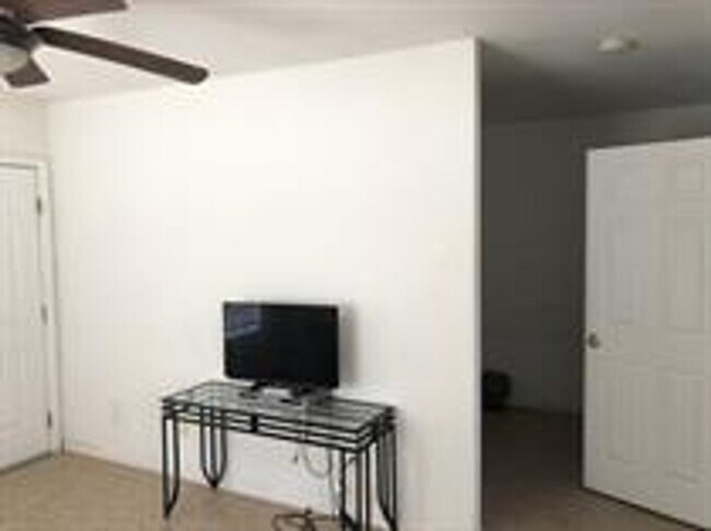 Building Photo - 7153 Elm Ave