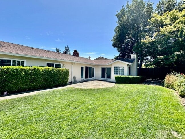 Building Photo - Lovely Saratoga Single-Level Home in Great Neighborhood!