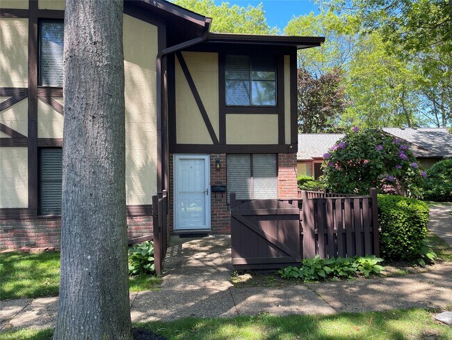 Building Photo - 158 Cambridge Dr