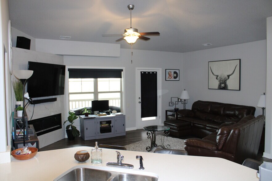 Building Photo - 2503 NE Oak Dr