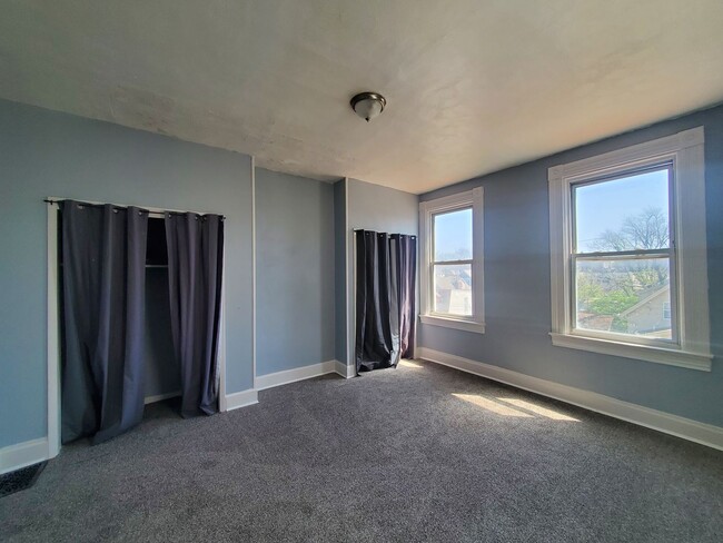 Building Photo - Spacious 3 Bedroom 1.5 Bath House in Price...