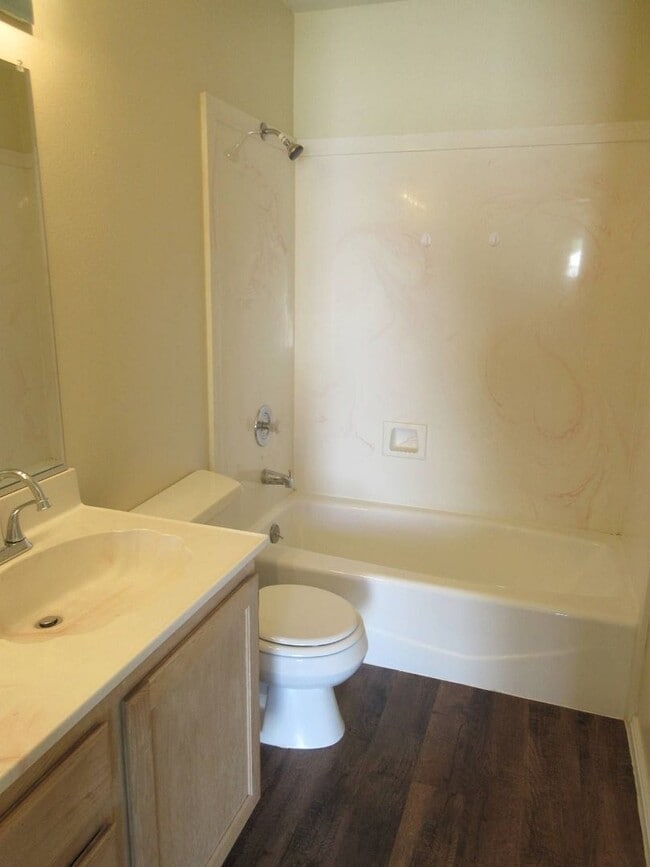 Building Photo - 3 bed, 2 bath Twin Home