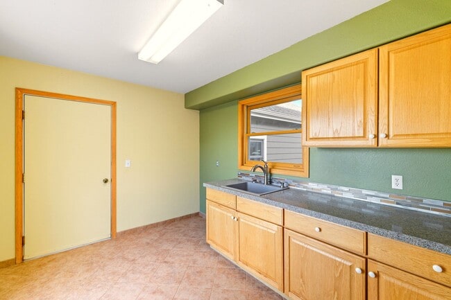 Building Photo - Peaceful Country 4 Bed, 3 Bath Home in Eli...