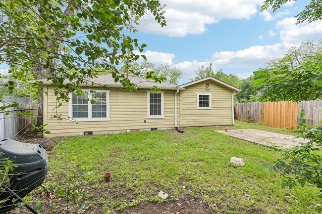 Building Photo - 903 Chote Ave