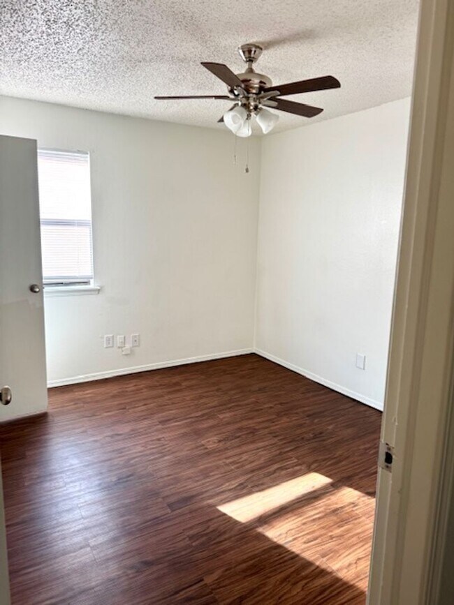 Building Photo - Beautiful updated interior 2 bedroom duple...