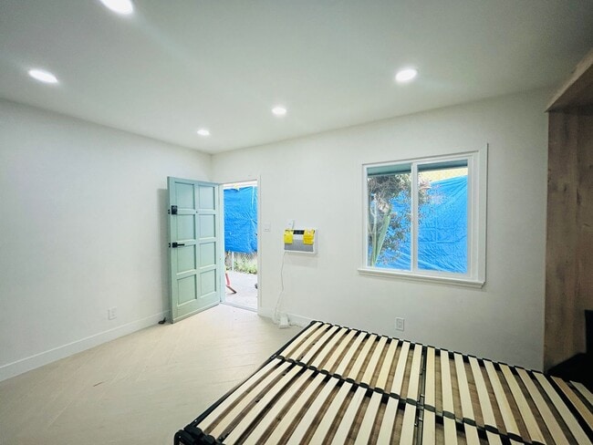 Building Photo - 633 Rose Ave