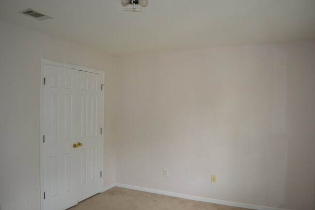 Building Photo - Apartment For Rent