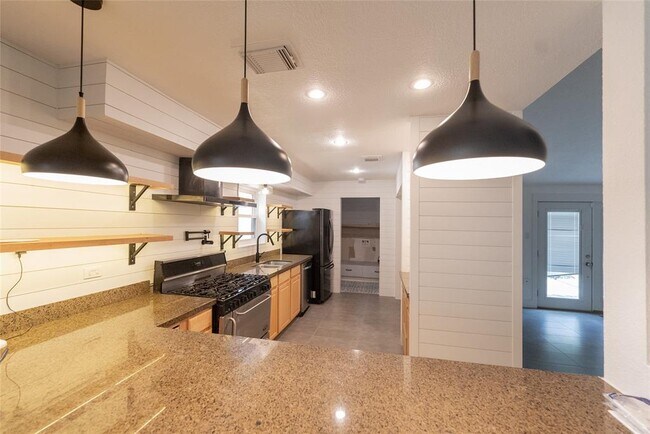 Building Photo - 14110 Greenway Dr