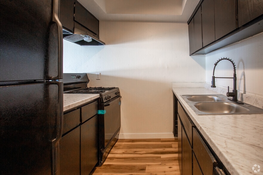 1 BD, 1 BA - 750 SQ FT - Acacia Gardens