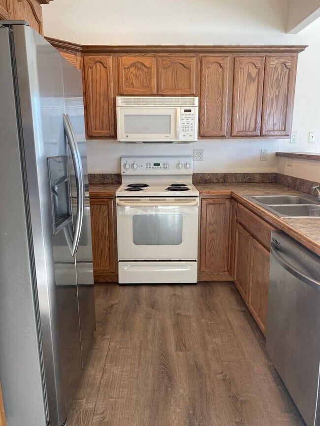 Building Photo - Spacious  3 bedroom 2.5 bathroom townhouse