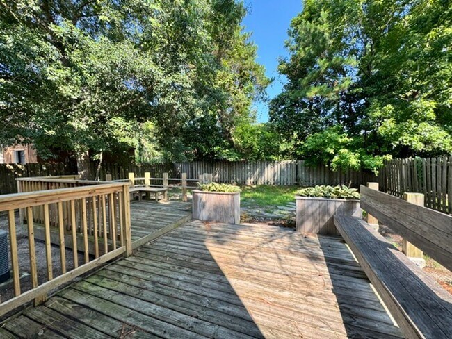 Building Photo - 150 Raye Dr
