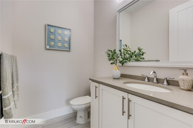 Building Photo - 637 Ave