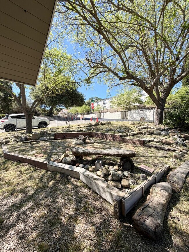 Building Photo - COMING SOON!! 2 BEDROOM 1 BATH HOME NEAR DOWNTOWN PASO ROBLES!!!!