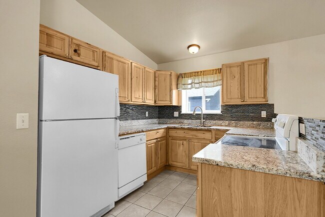 Building Photo - $2,095, 3 bed, 2 bath, located in Colorado...
