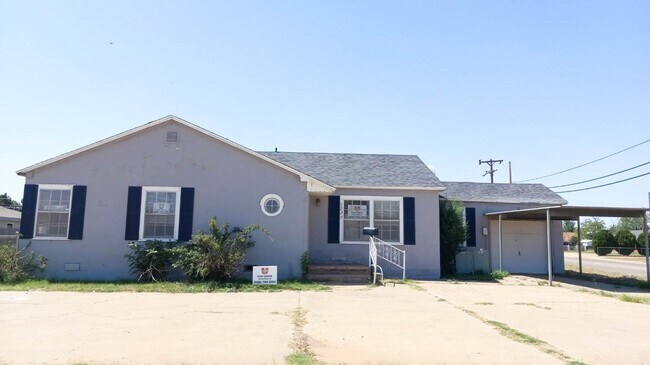 Building Photo - $0 First Month's Rent / $0 Deposit at Move-in