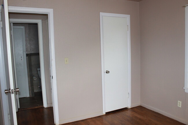 Building Photo - A Real Comfy Home! $100.00 OFF - First Mon...