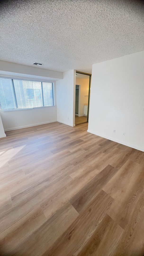 Building Photo - 2 Bed/2 Bath in Gated Community Condo