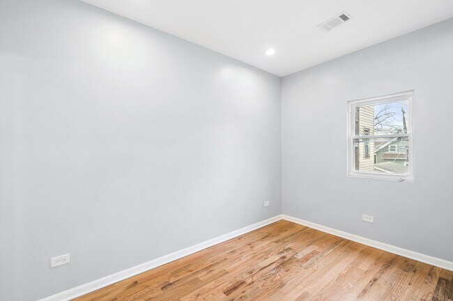 Building Photo - 4918 N Spaulding Ave