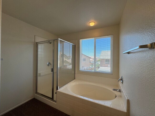 Building Photo - Spacious 4 Bedroom Home in Victorville